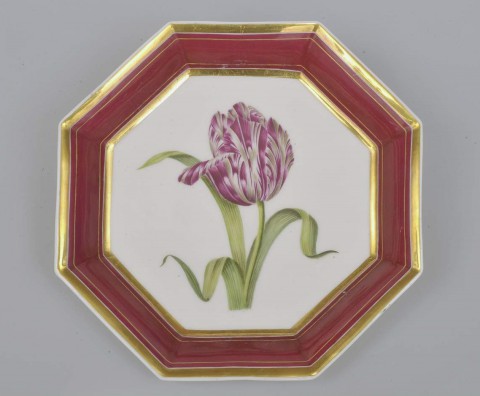 Porcelanowa tacka z tulipanem wzorowanym na grafice z albumu „Flora danica”